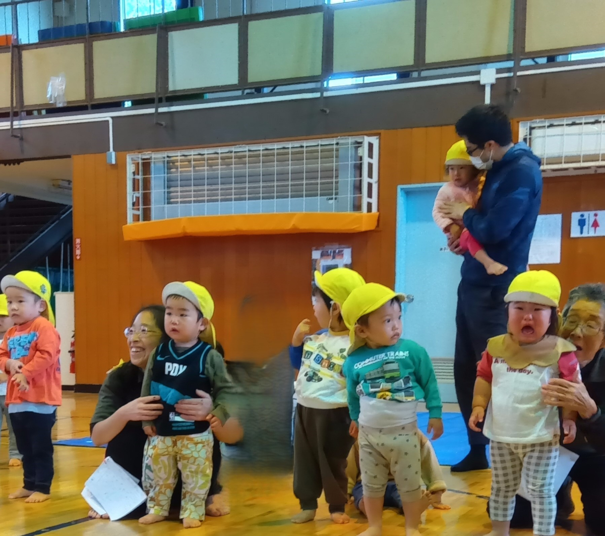 競技を観戦する子どもたち