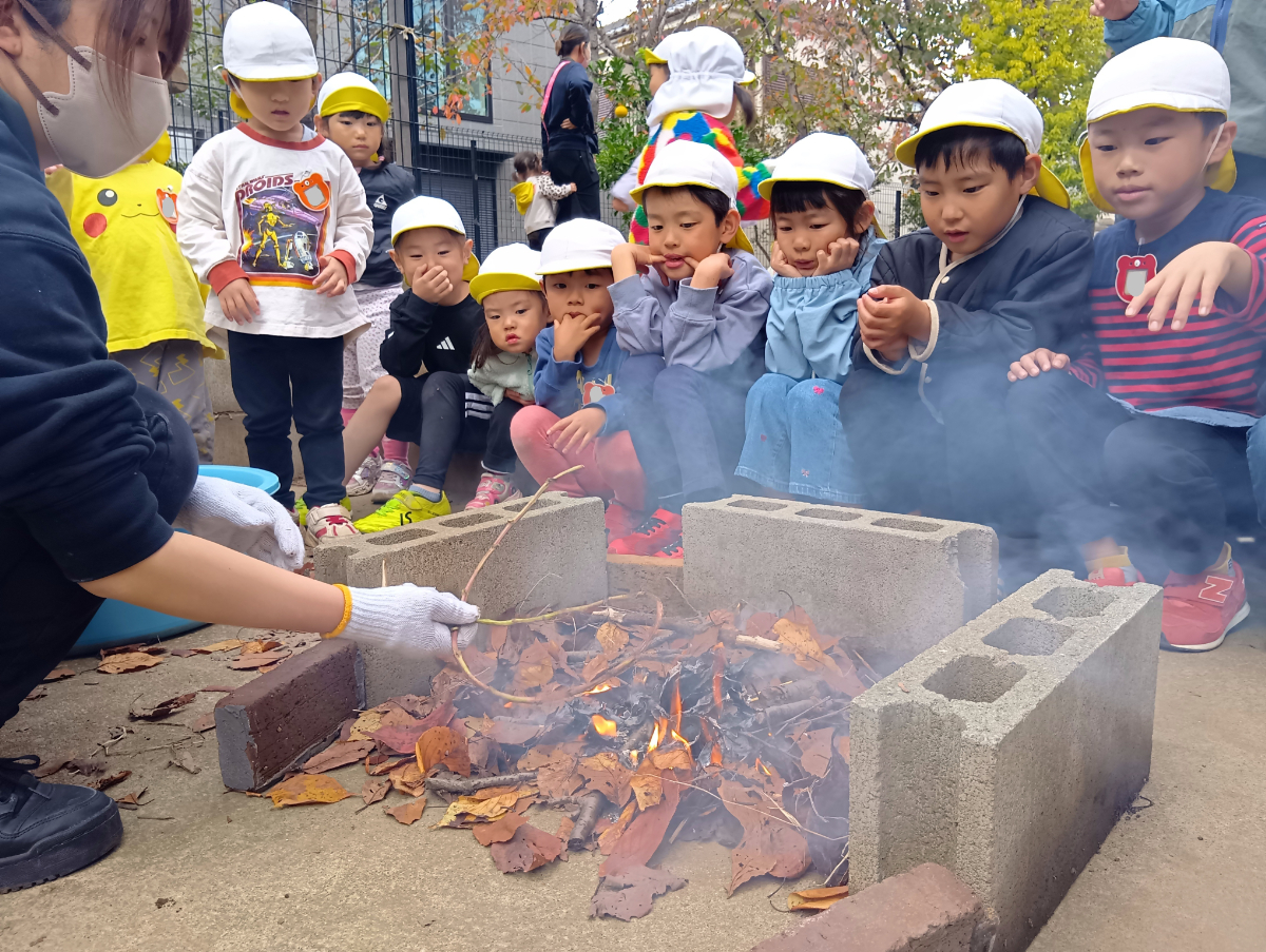 火の近くでようすを見守る