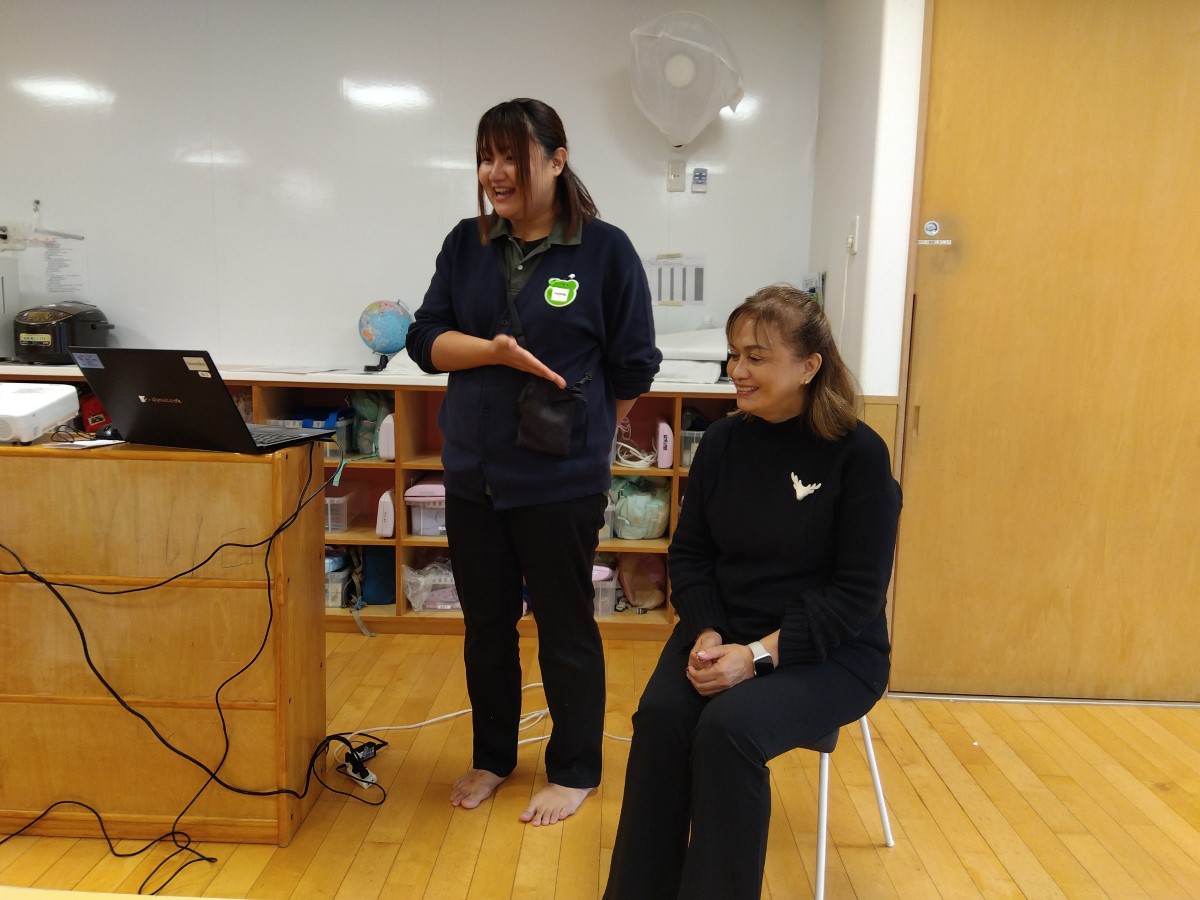 フィリピン出身のゲストを紹介する様子