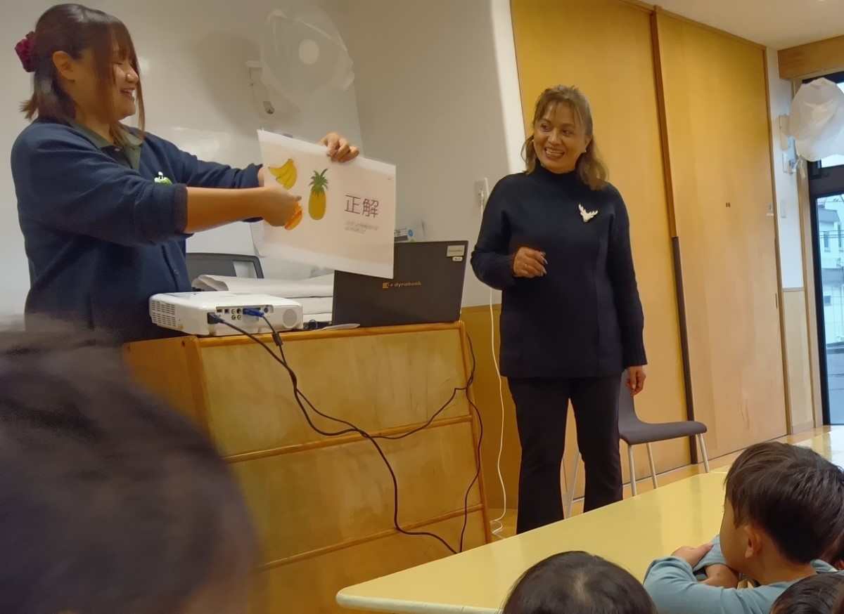 子どもたちにパイナップルのイラストを見せる