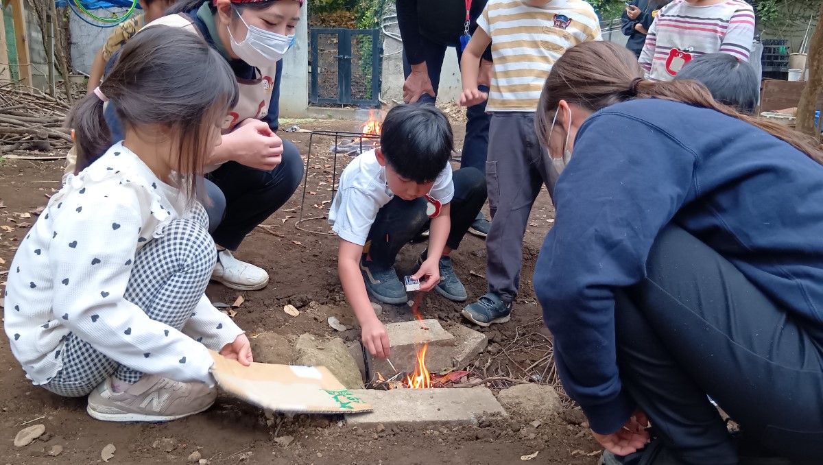 マッチで火をつける子ども