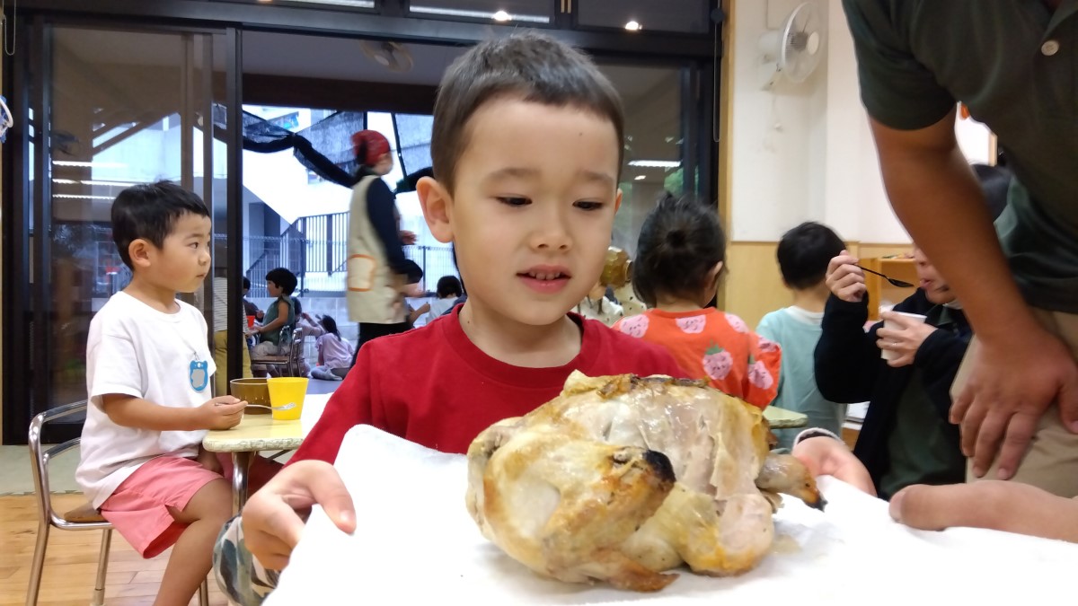 ローストチキンを手に持つ子ども