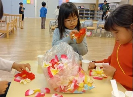 お花の飾りを作る子どもたち