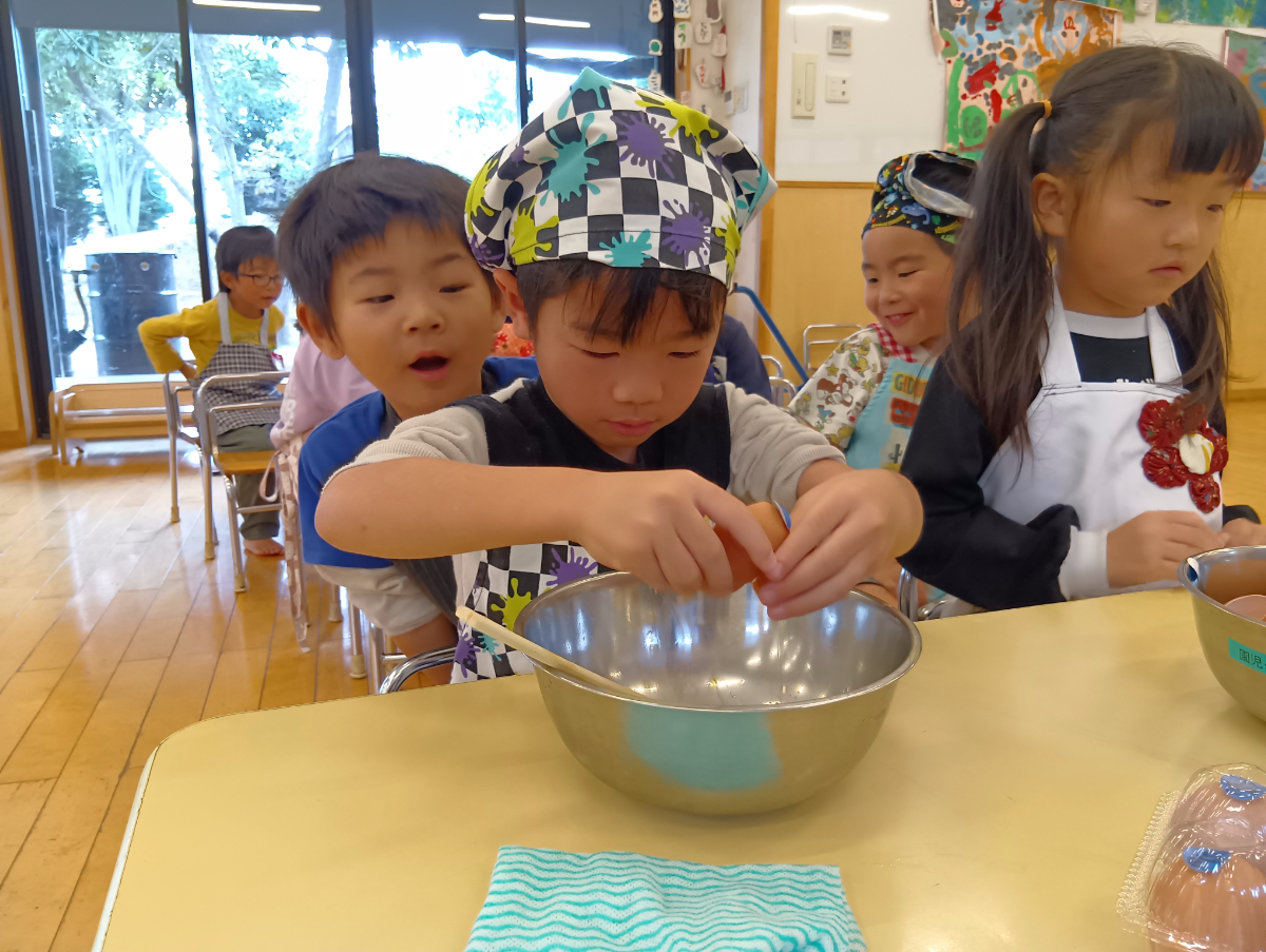 卵を割る子ども