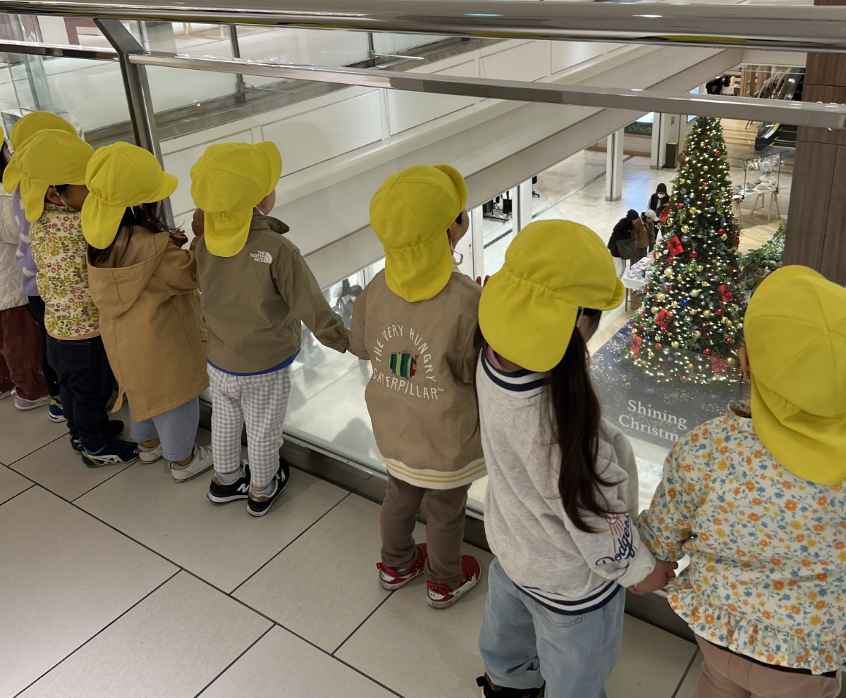 クリスマスツリーを眺める子どもたち