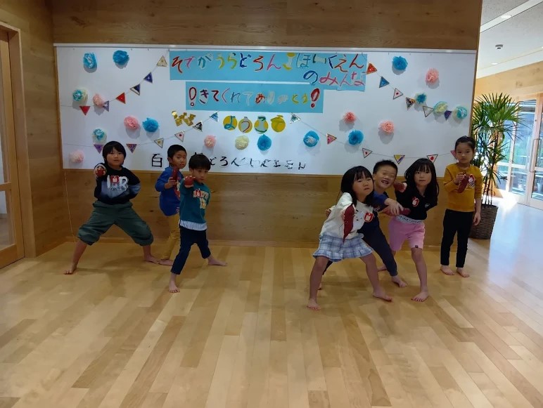 玄関で出迎える子どもたち