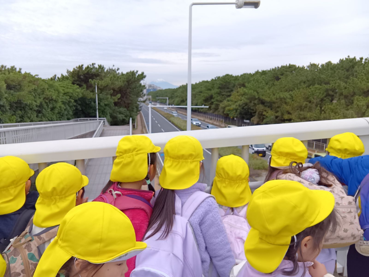 富士山を眺める子どもたち