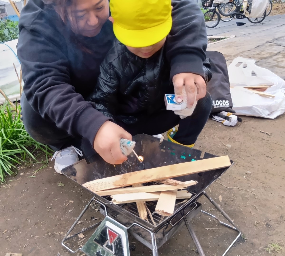 マッチで火をつける子ども