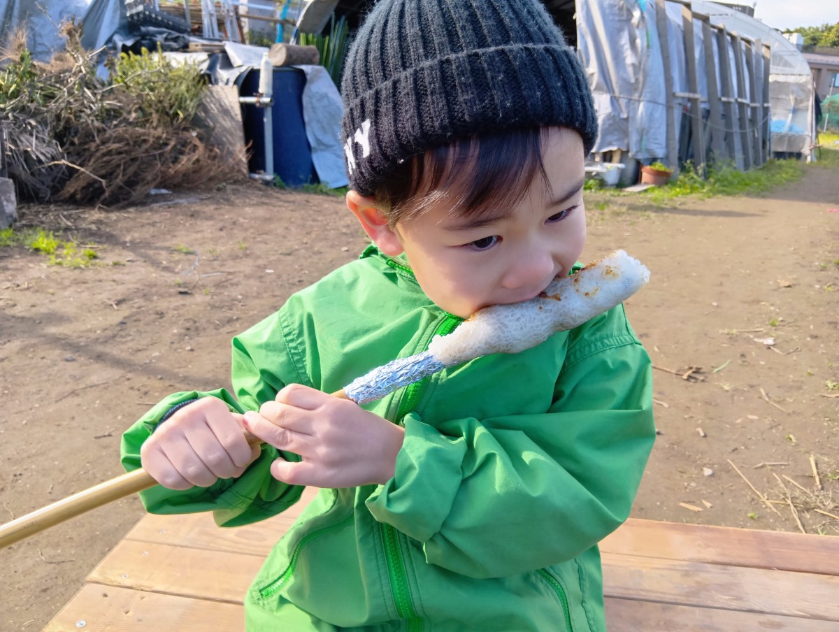 味噌たんぽを食べる子ども