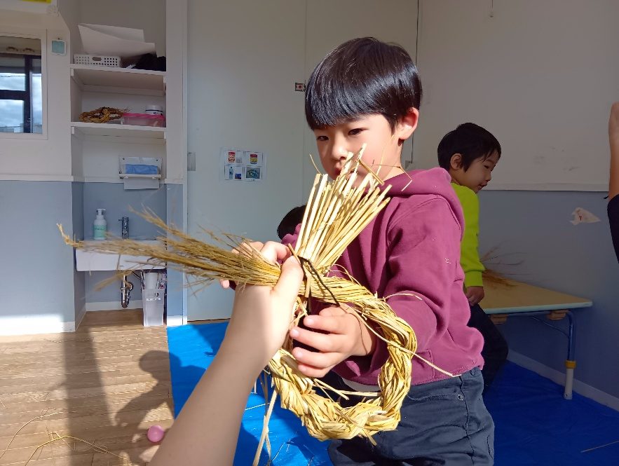 わらで工作する