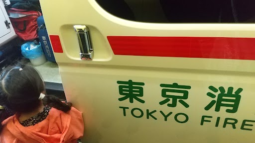 救急車の中をのぞく子ども