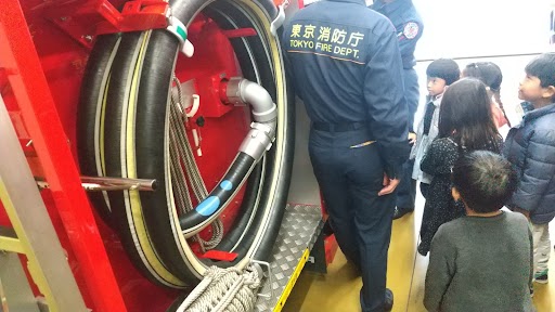 消防車を見る子どもたち