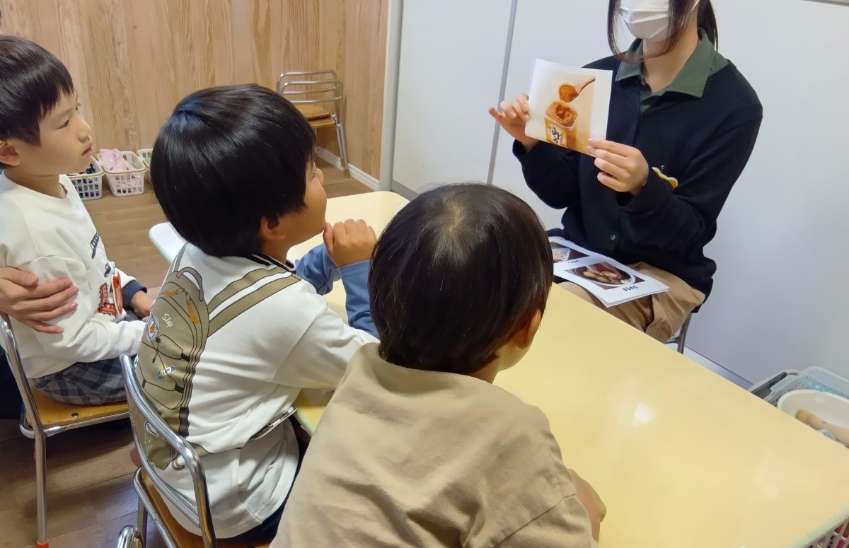 味噌の写真からイメージを膨らませる子どもたち