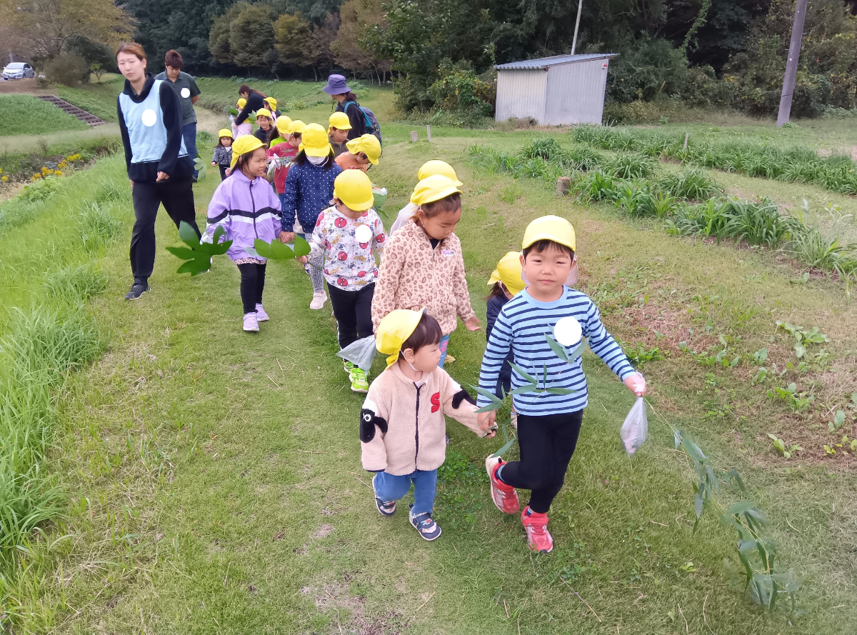 子どもたちどうしで手を繋ぐ