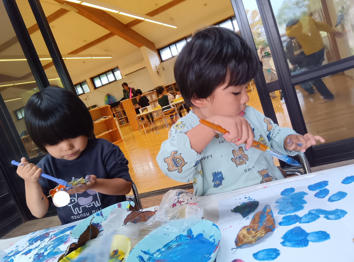 絵具と落ち葉で版画づくり