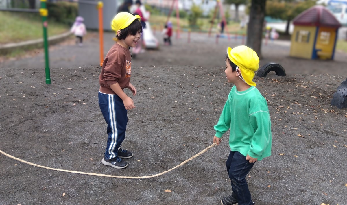 大縄跳びをする子どもたち