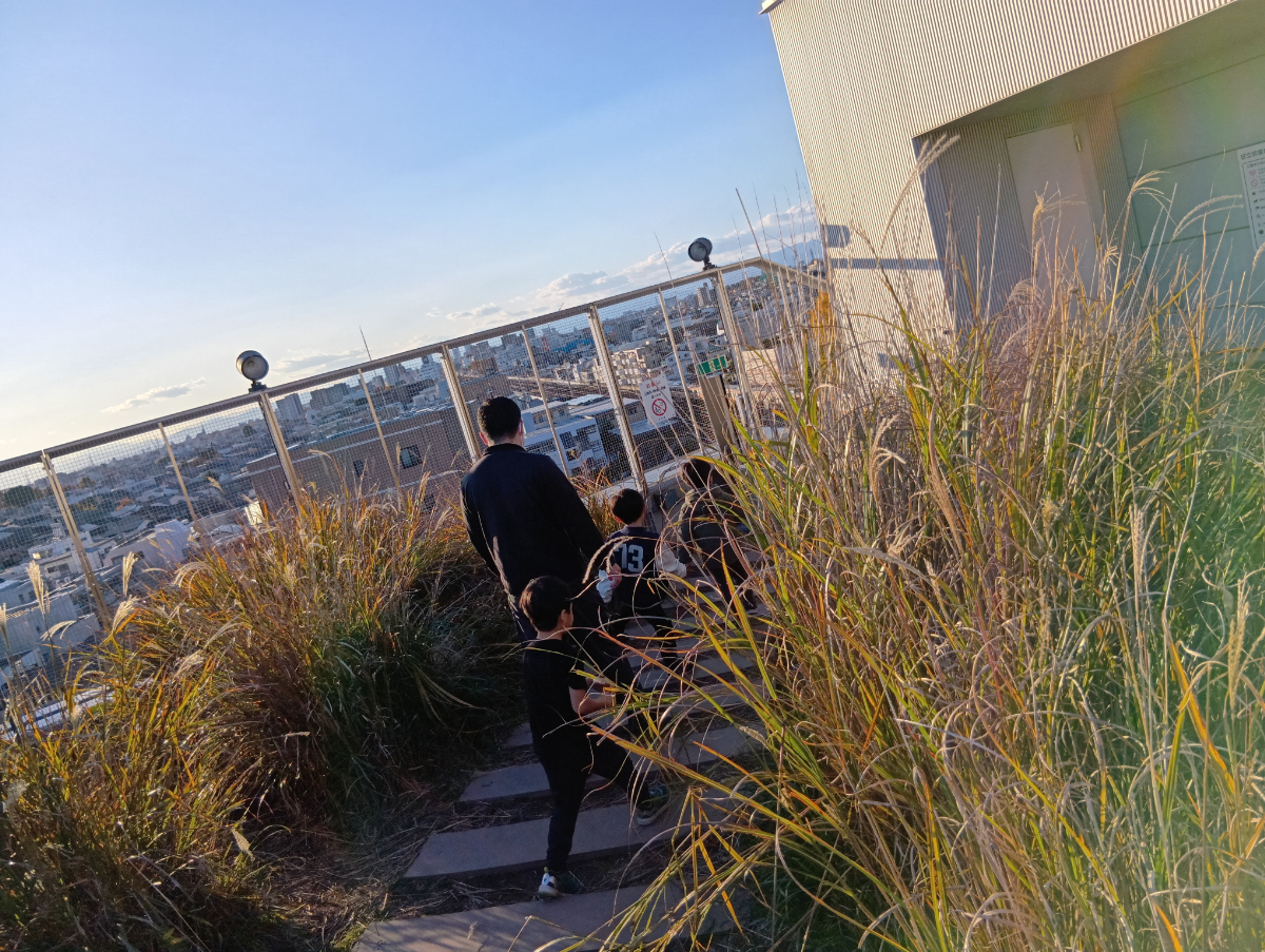 屋上公園で遊ぶ