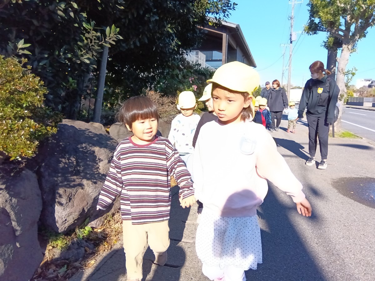 手をつないで歩く子どもたち