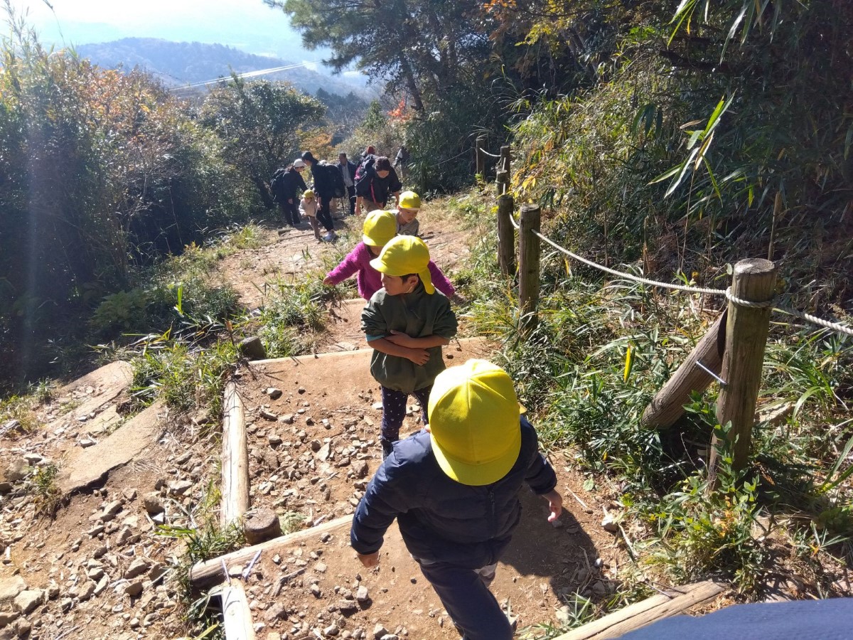 山道を登る子どもたち