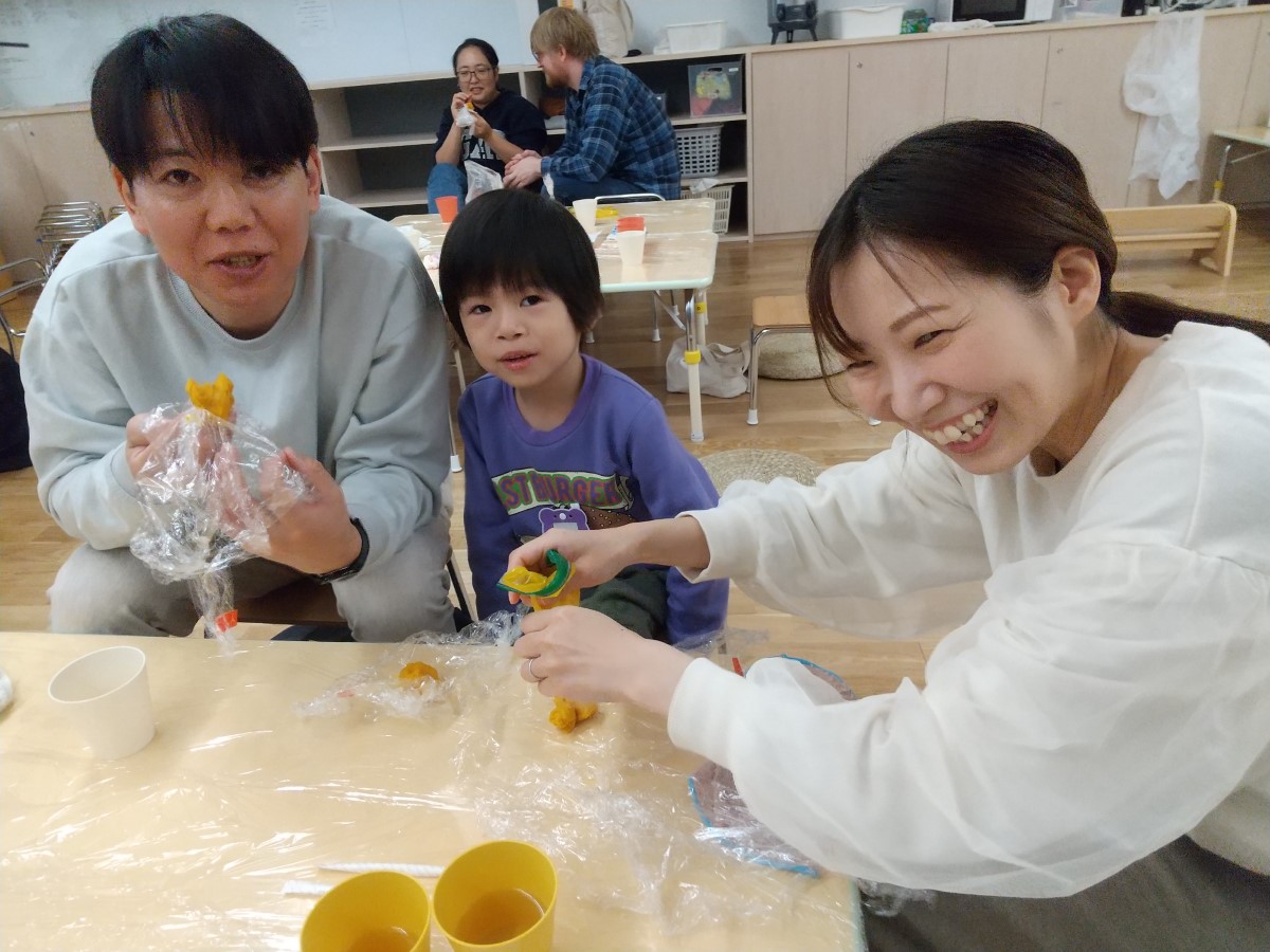 親子でおやつを食べる様子