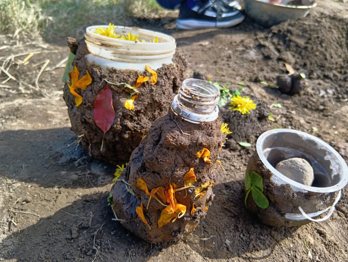 葉や花びらをつけた器