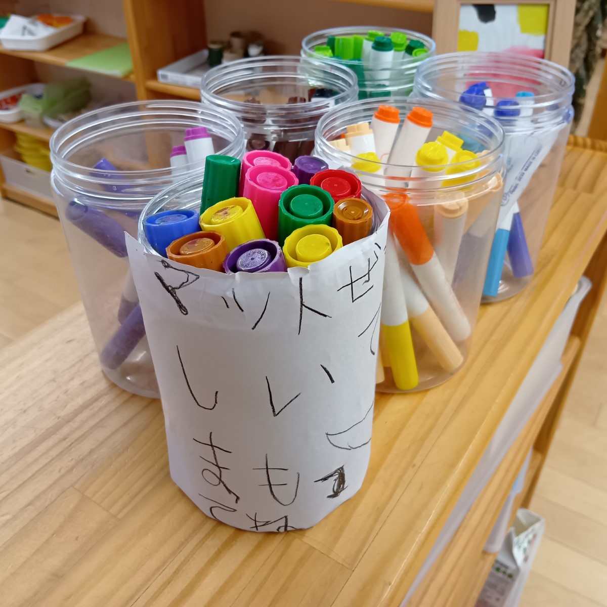 貼り紙をしたペン立て