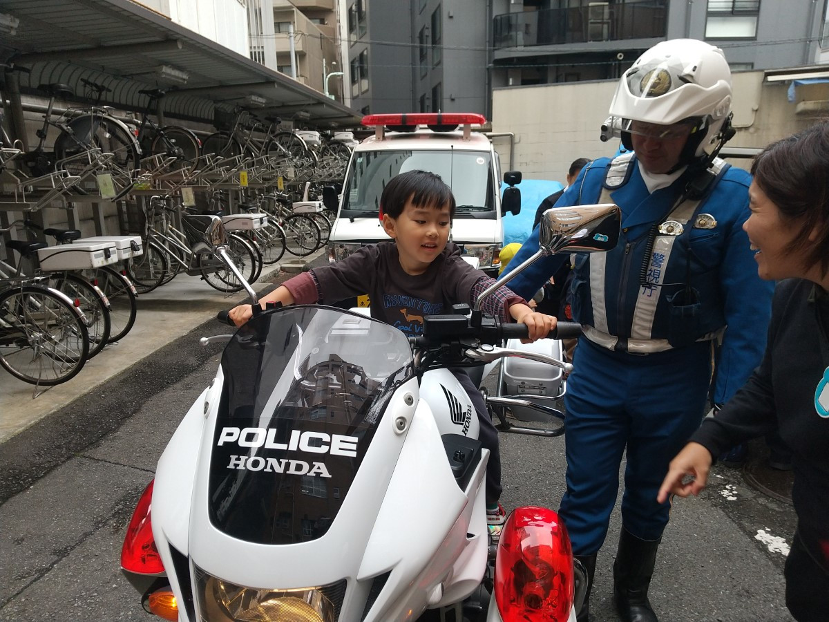 白バイにまたがる