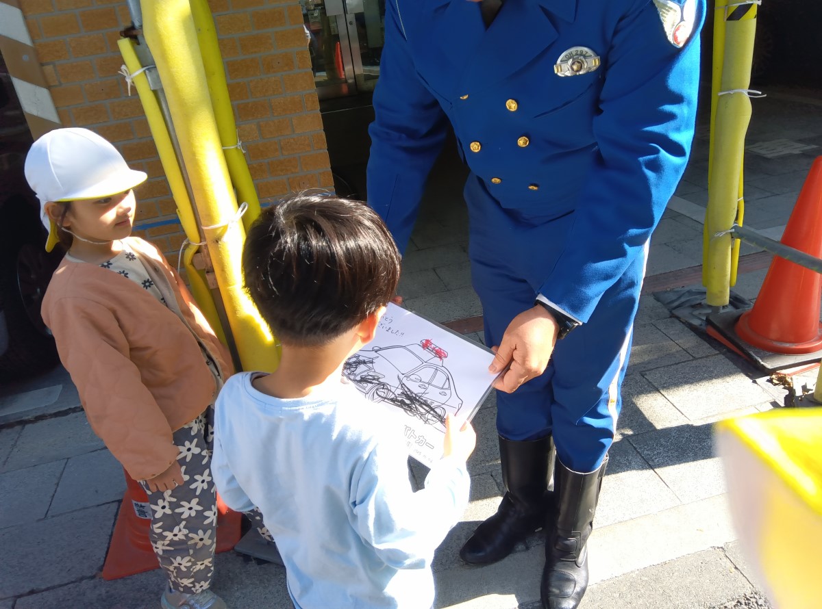 パトカーの塗り絵を渡す