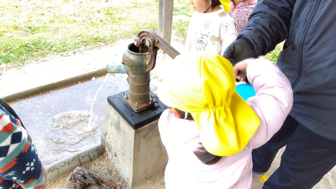 （井戸を体験する子どもたち