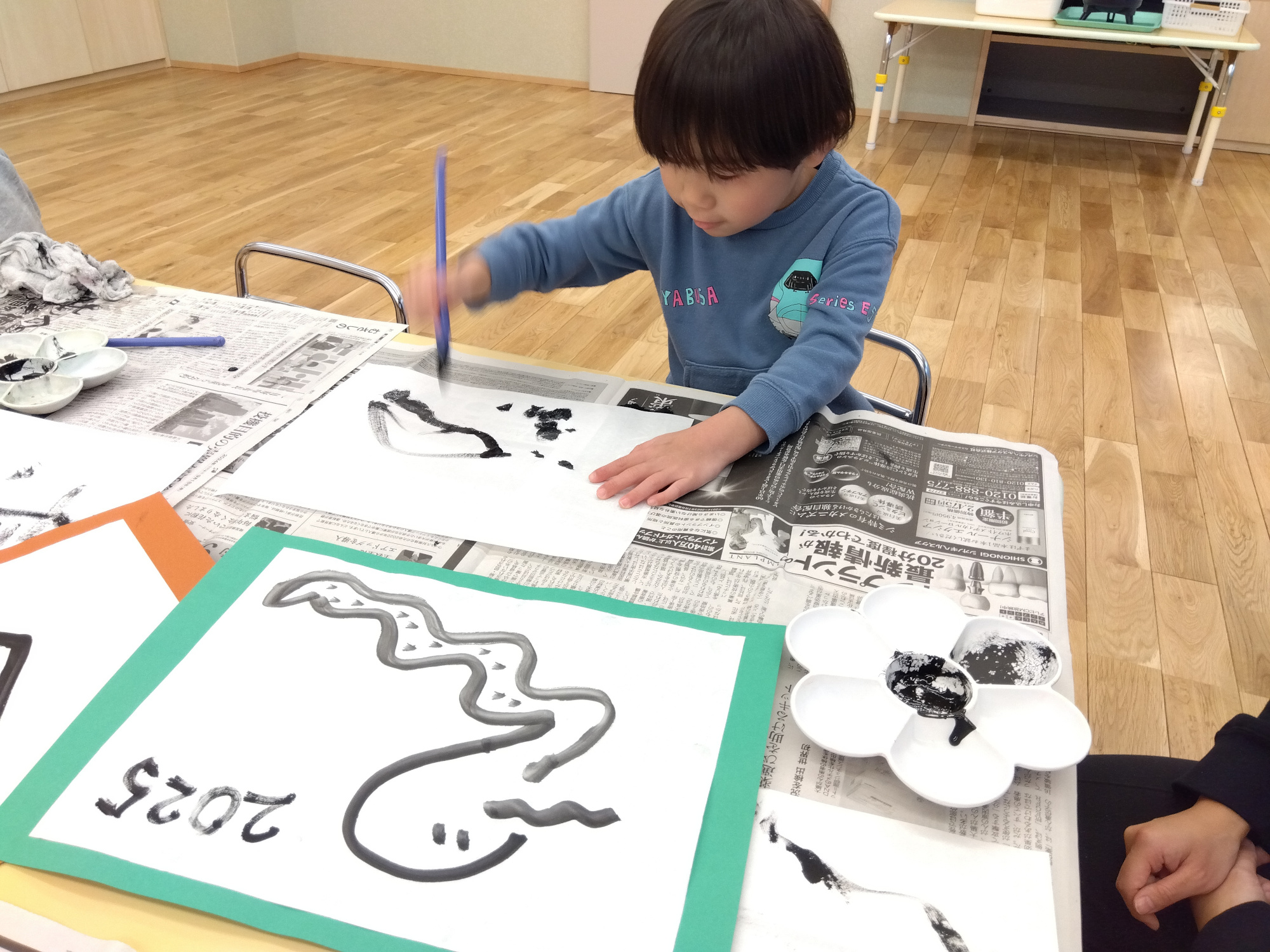 書初めに取り組む様子