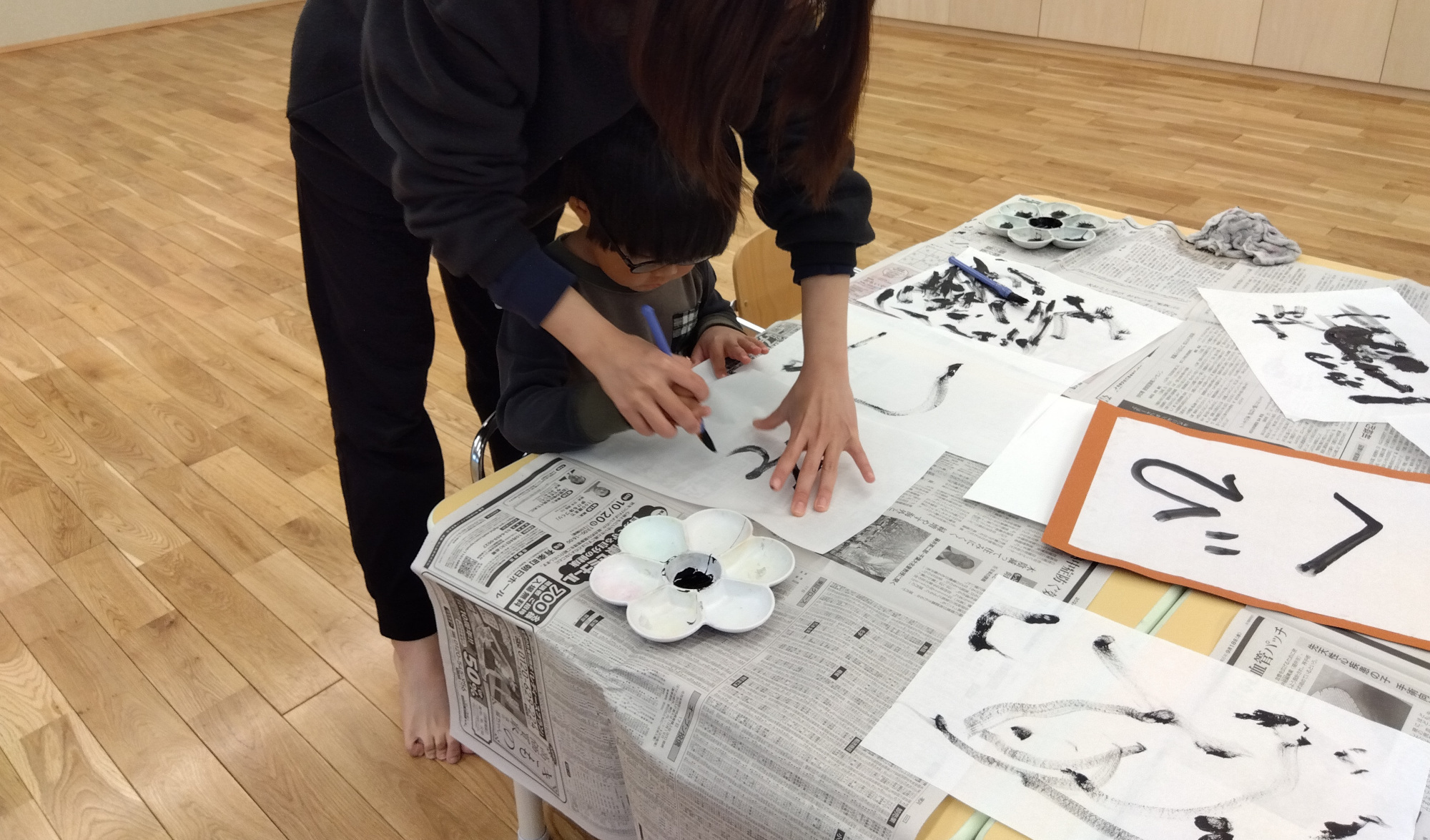 書初めに取り組む様子