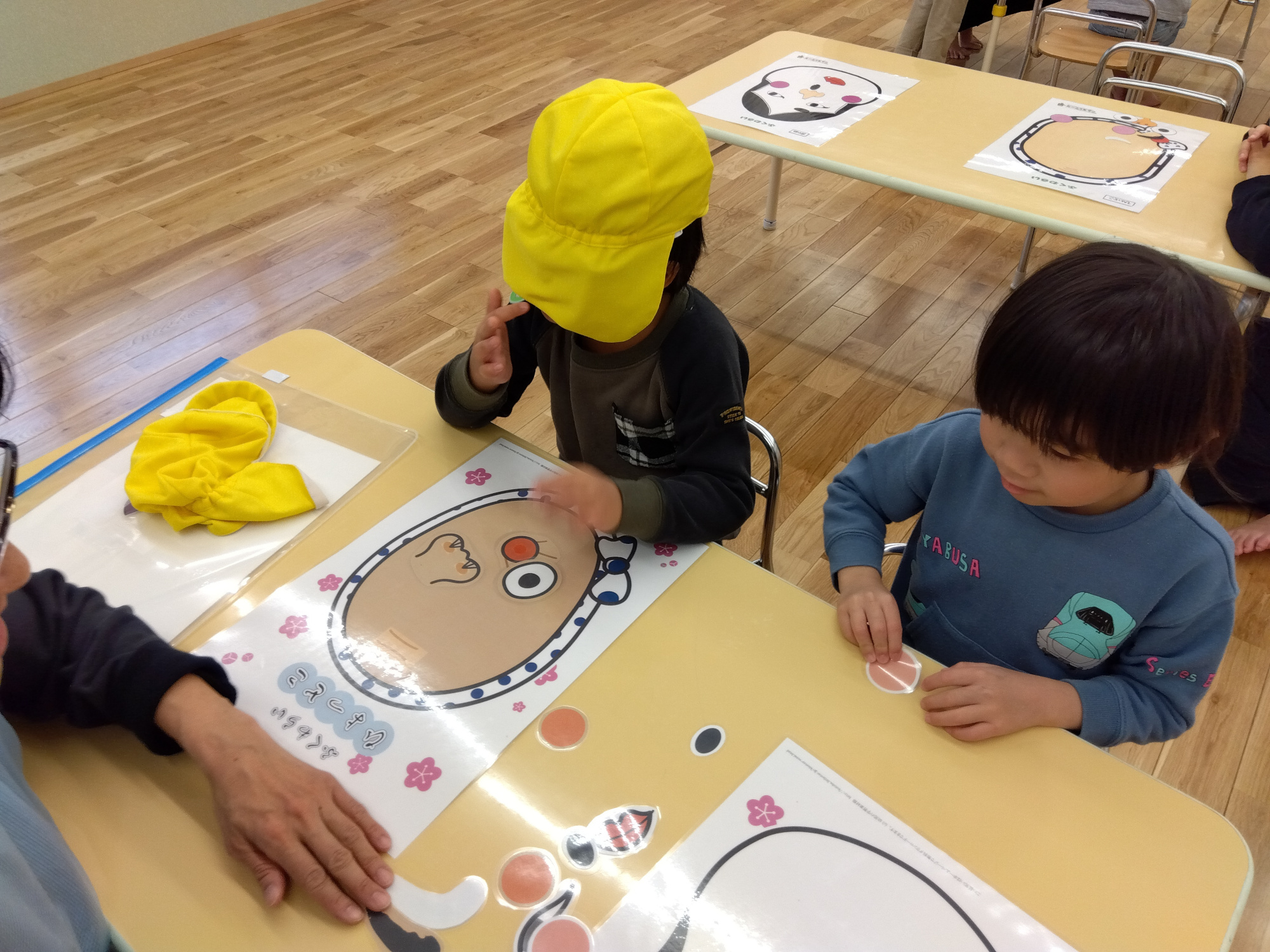 福笑いで遊ぶ子どもたち