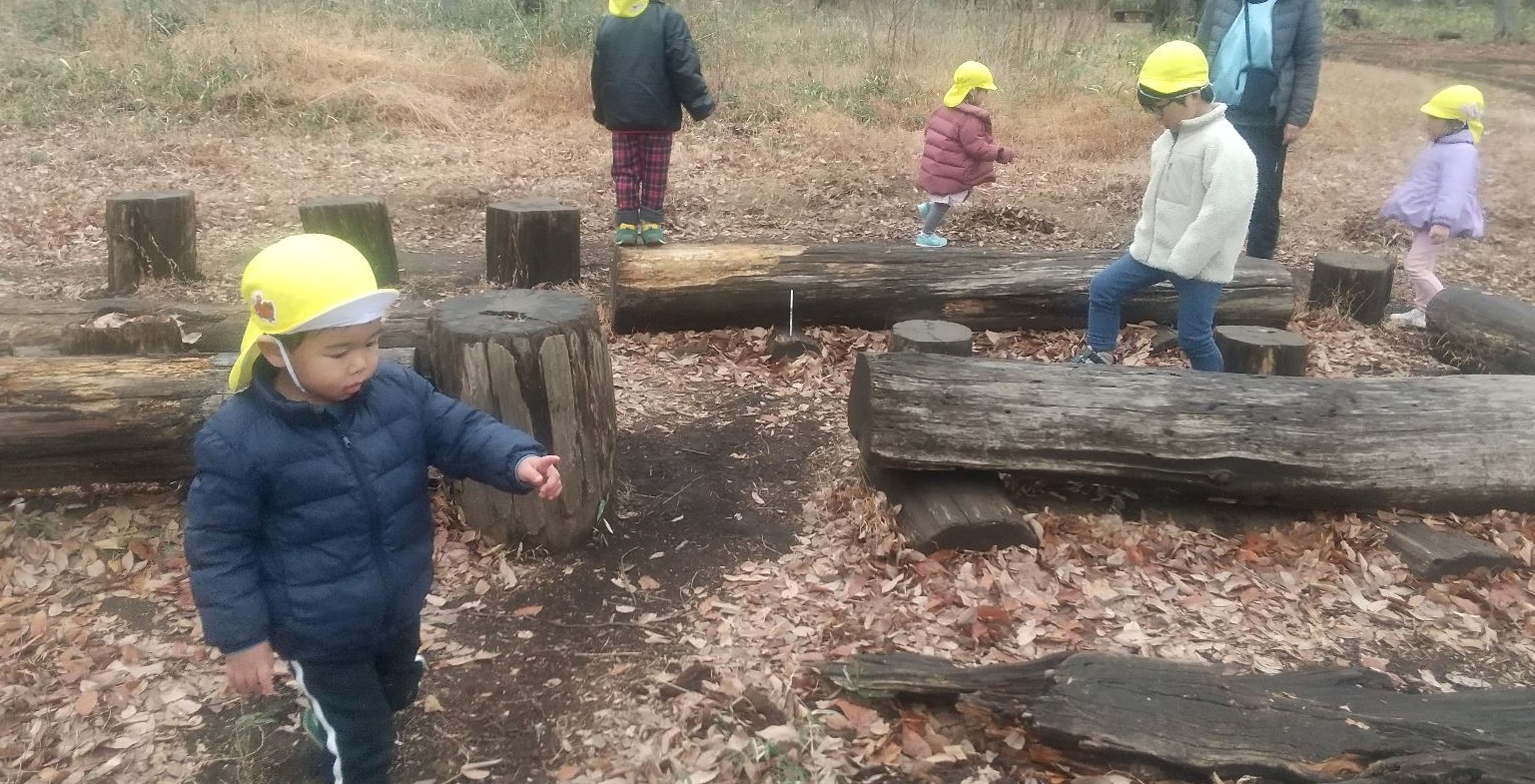 公園で遊ぶ子どもたち