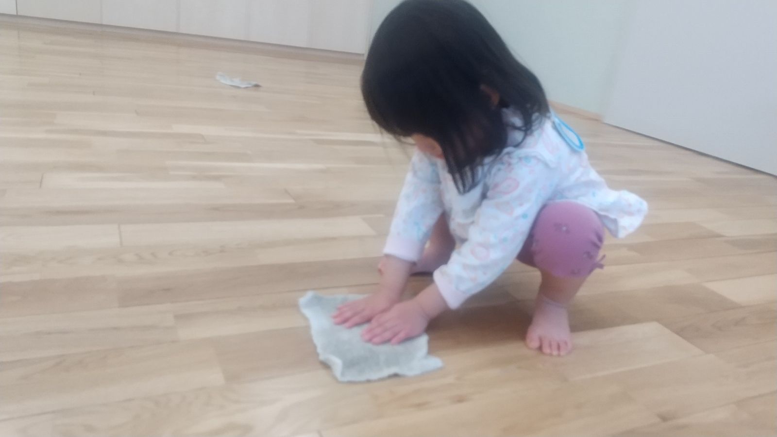 雑巾がけをする子ども