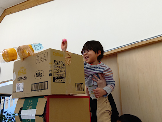 作ったからくり装置で遊ぶ子ども