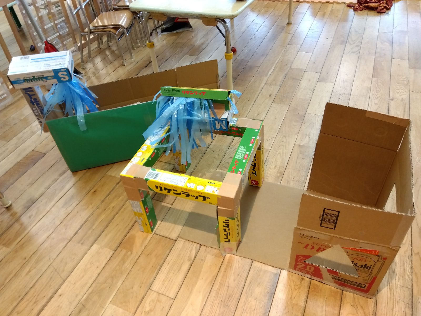 子どもたちが段ボールで作った作品