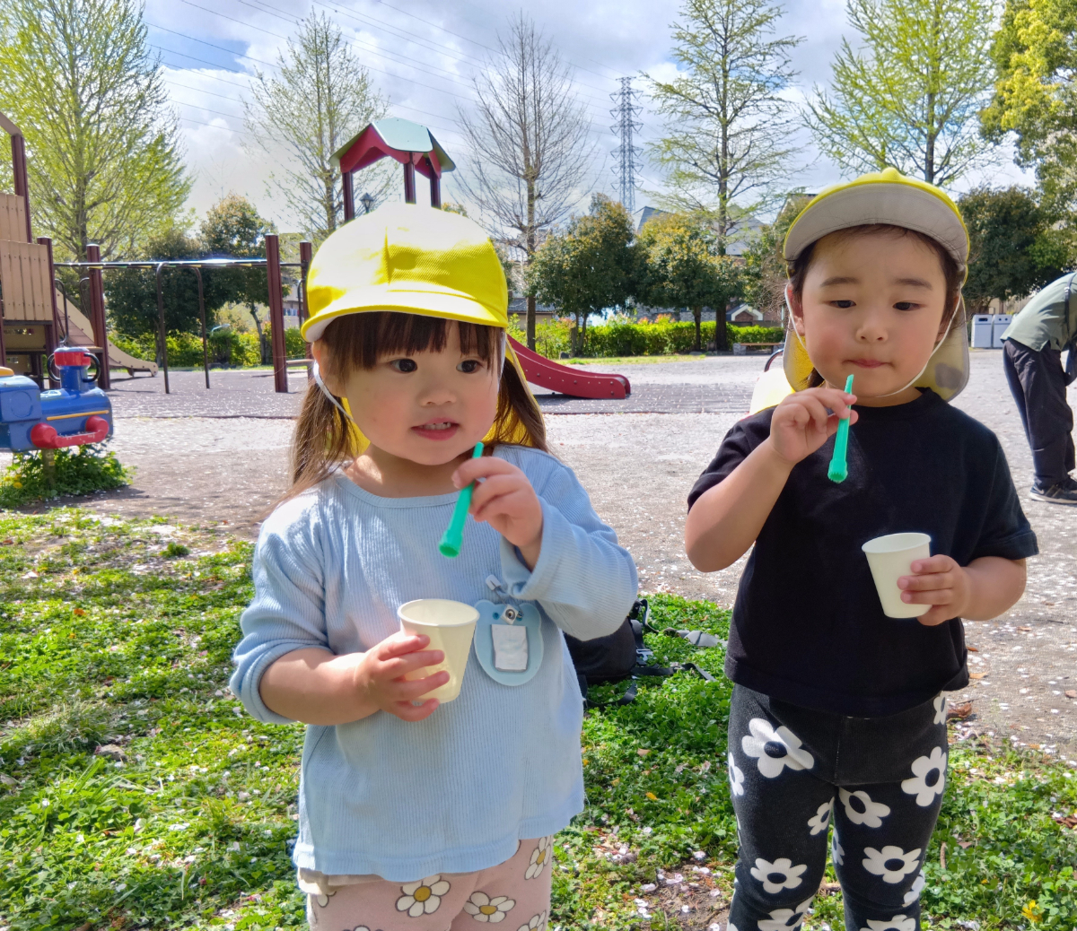 しゃぼん玉で遊ぶ子ども