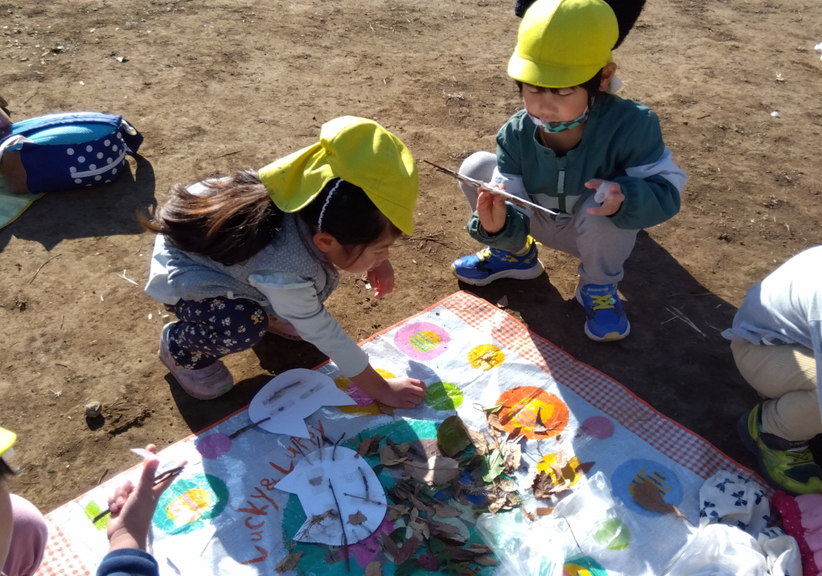 お面づくりをする子どもたち
