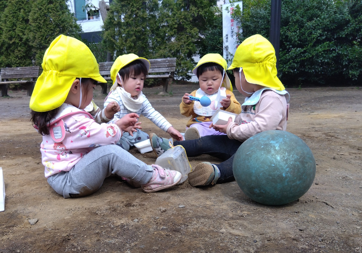 輪になって座る子どもたち