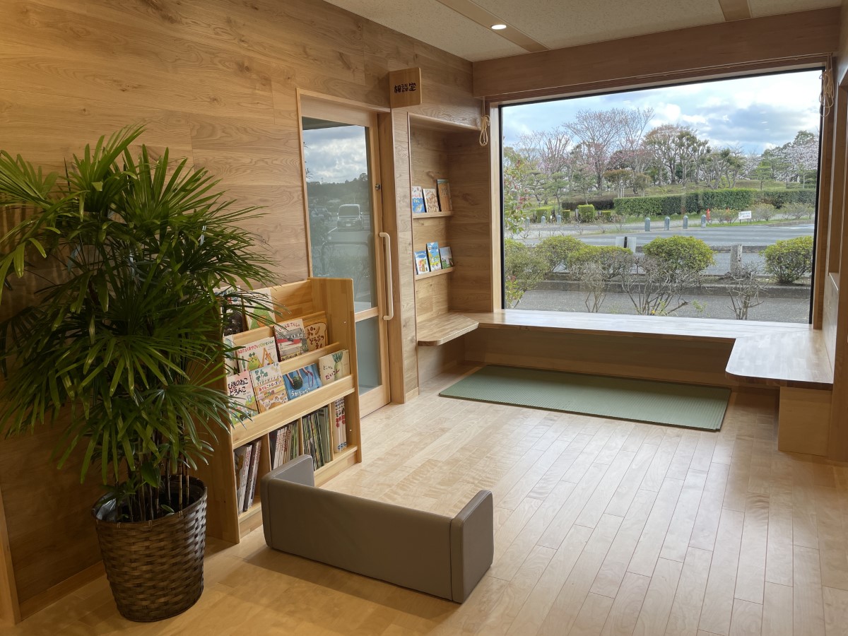 百目木どろんこ保育園／発達支援つむぎ 百目木ルームの園舎内の絵本コーナー