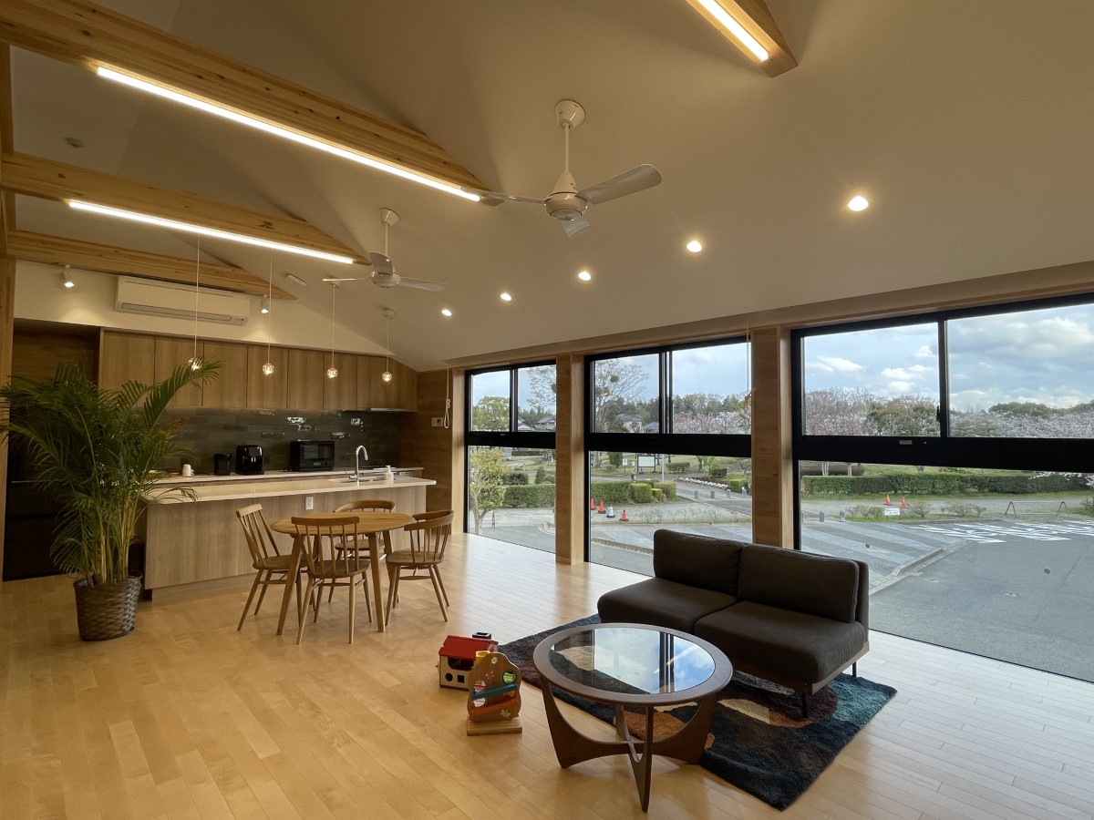 百目木どろんこ保育園／発達支援つむぎ 百目木ルームに併設されるカフェスペース