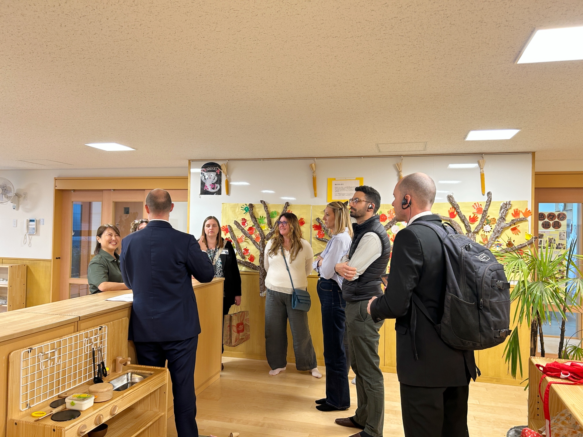 視察団に保育室を案内