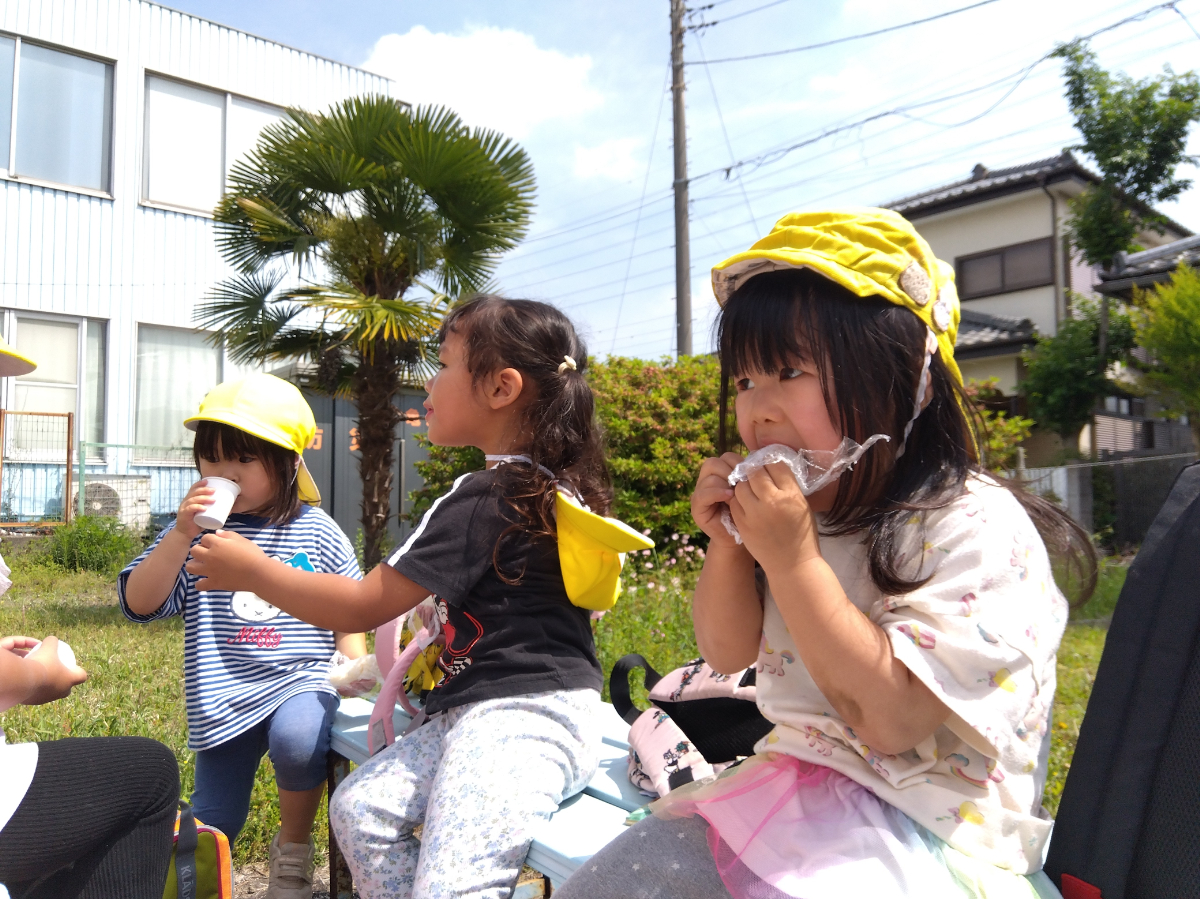 おにぎりをほおばる子ども