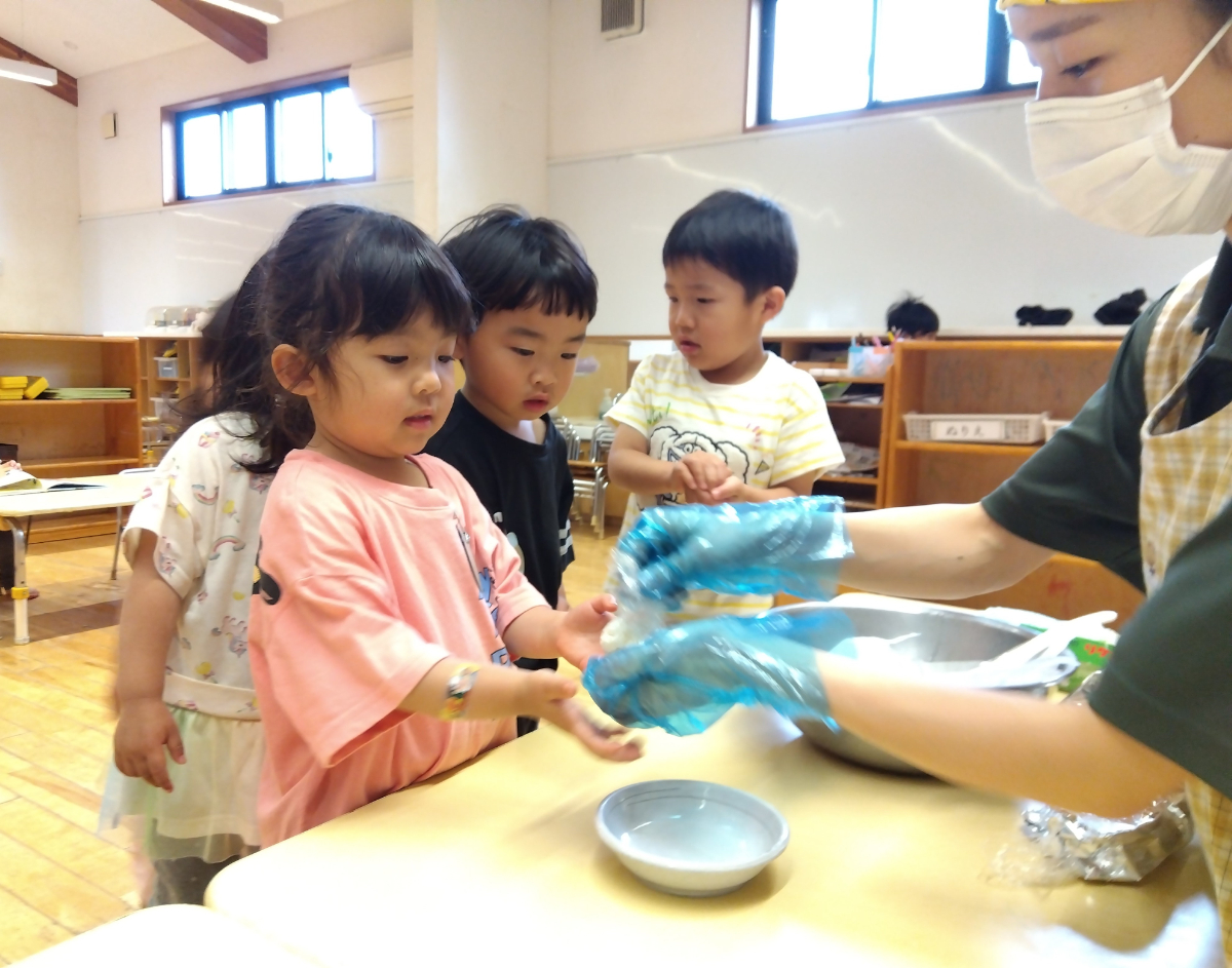 おにぎりを握る様子