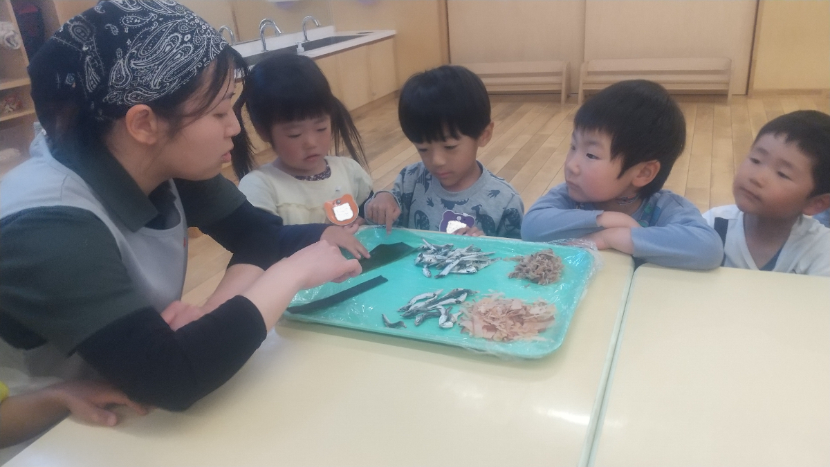 トレーの上の材料を見る様子