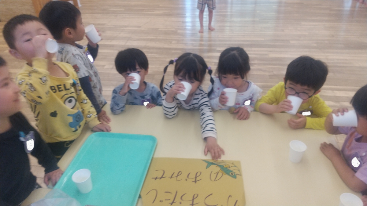 だし汁を飲む子どもたち