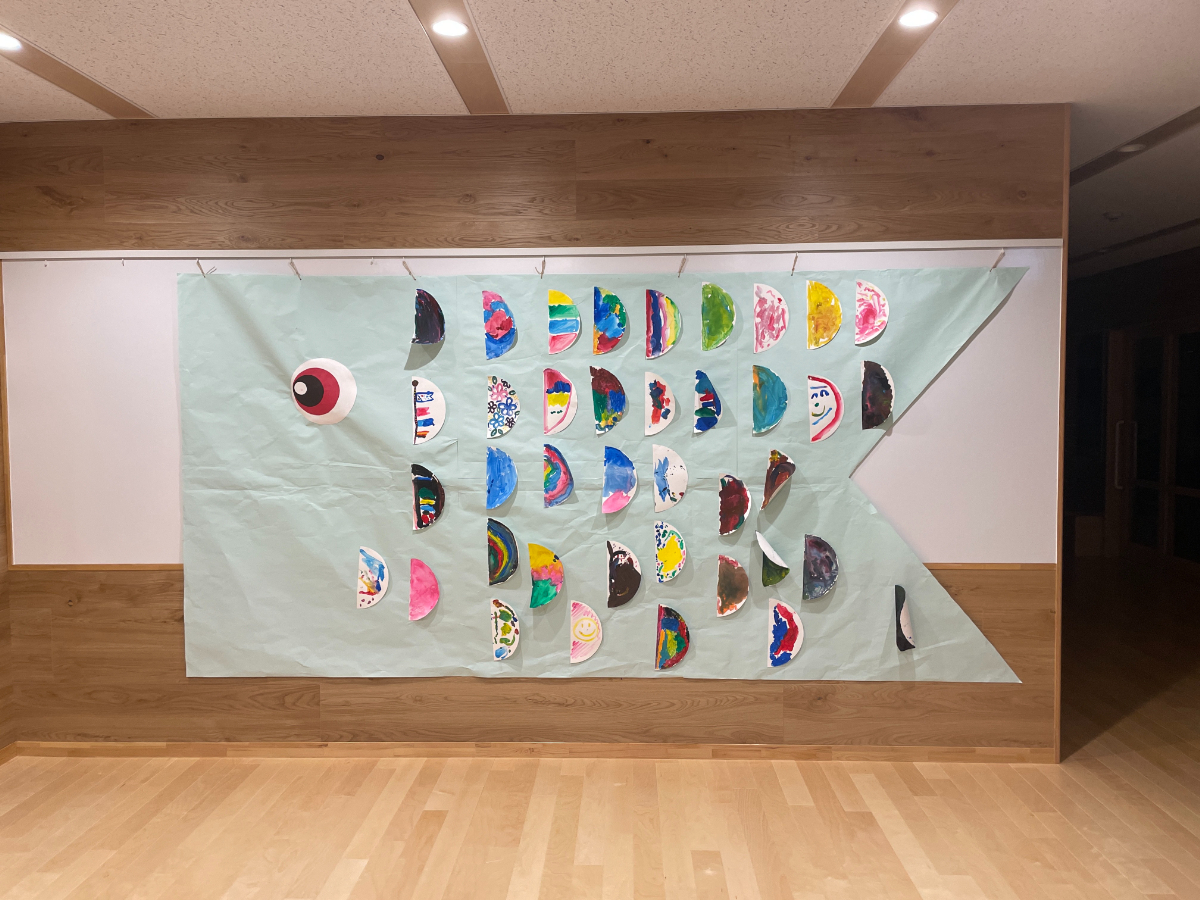 子どもたちが鱗を描いた大きなこいのぼり