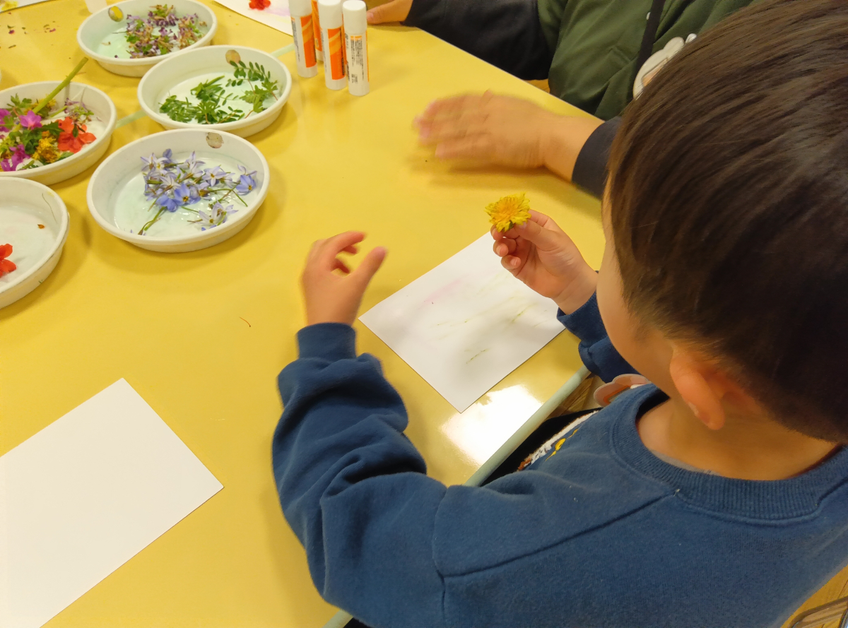 タンポポを手に持つ子ども