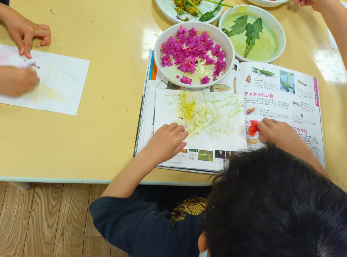 花で紙に色をつけるようす