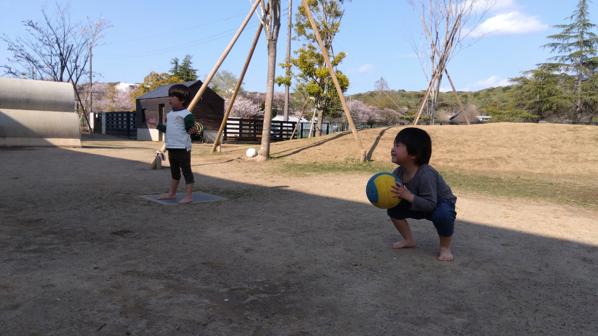 園庭でボール遊びをする子どもたち